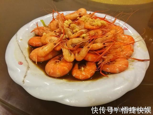 8道凉菜，15道热菜，农家院的团圆饭总花费588元，网友说：太值了