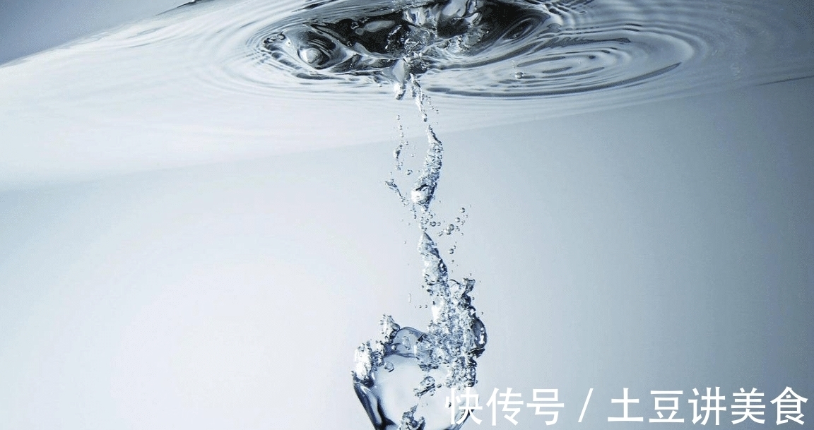 自然界|生活中的水,既没有颜色,也是透明的,为何还能"亲眼"看到?