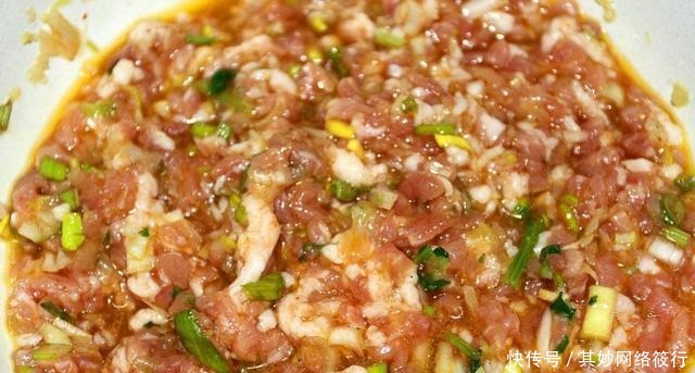 到底|拌饺子馅,到底先放油还是盐?一步错步步错,难怪不入味腥味重!