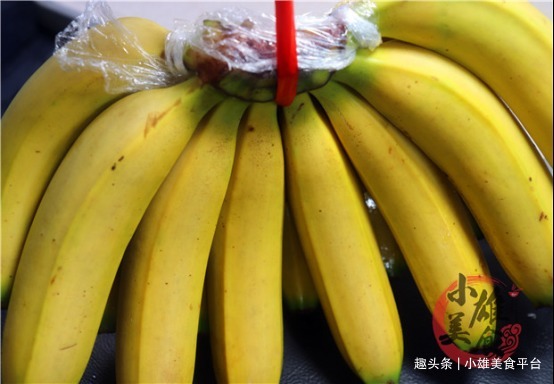 香蕉放两天就变黑，果摊贩子教我一招，放一个月不发黑还新鲜