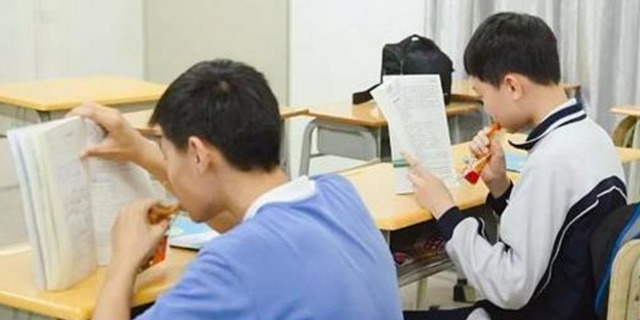 学生$学生课本涂鸦火了,想象力一个比一个丰富,看完忘记原来什么样了