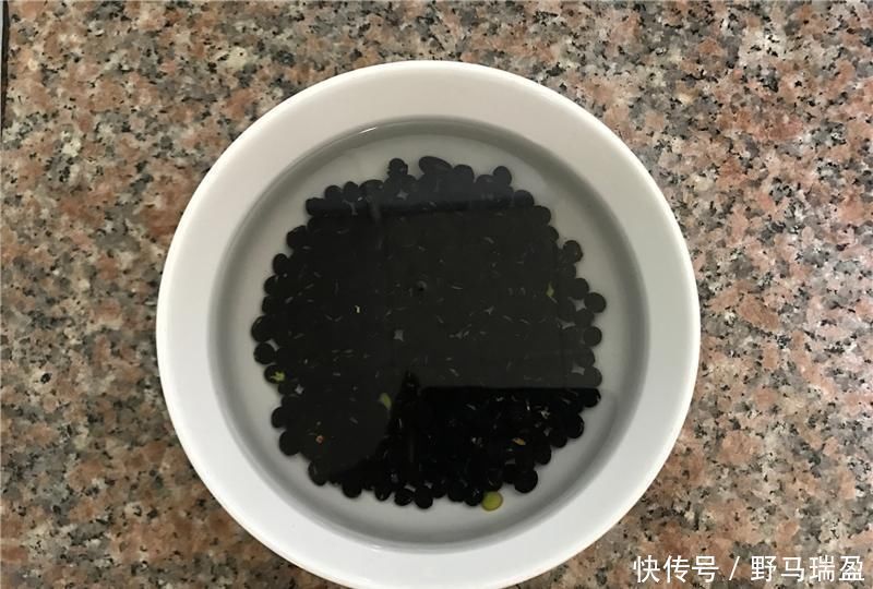 白发最怕这水果，5块钱煮1大锅，每天吃点，头发乌黑，白发变少了