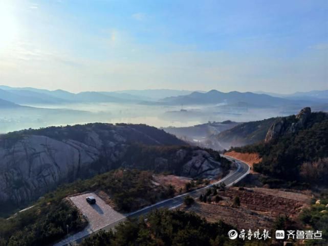 日出、湖水、山峦…清晨日照五莲松月湖一幅迷人的山水画