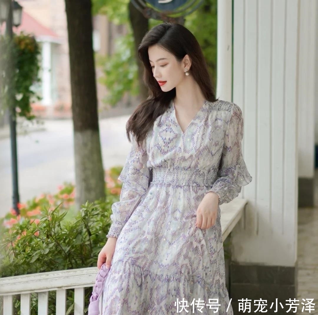 减龄 半裙已经失宠了,初秋适合穿长款连衣裙,修身减龄有气质