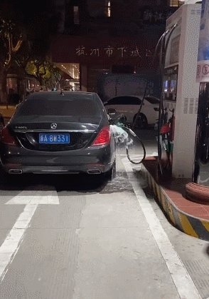 |搞笑美女GIF:男女之间没有纯洁的友谊!你看她眼神就知道了