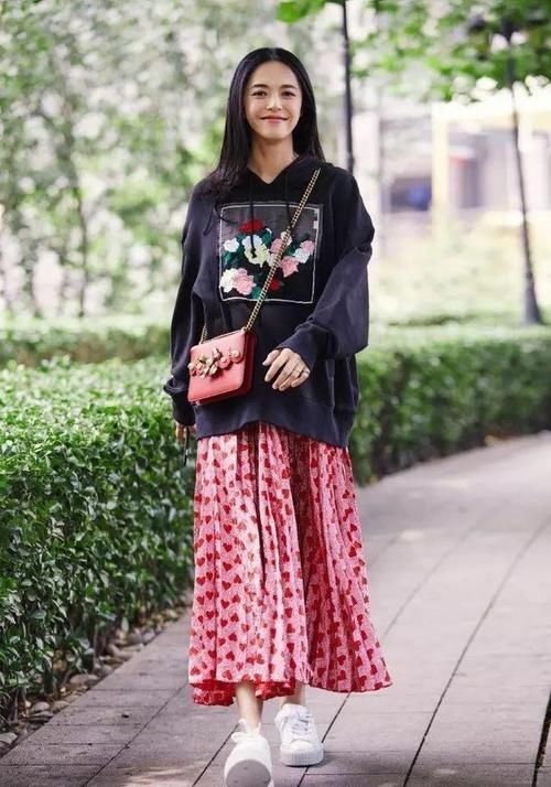 “卫衣＋碎花裙”＝今年春天最火混搭，时髦减龄显气质！