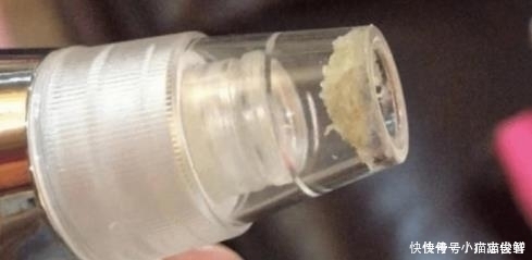 小疙瘩|抿紧下巴后突起的“白疙瘩”,千万要注意,这是螨虫的真身吗?