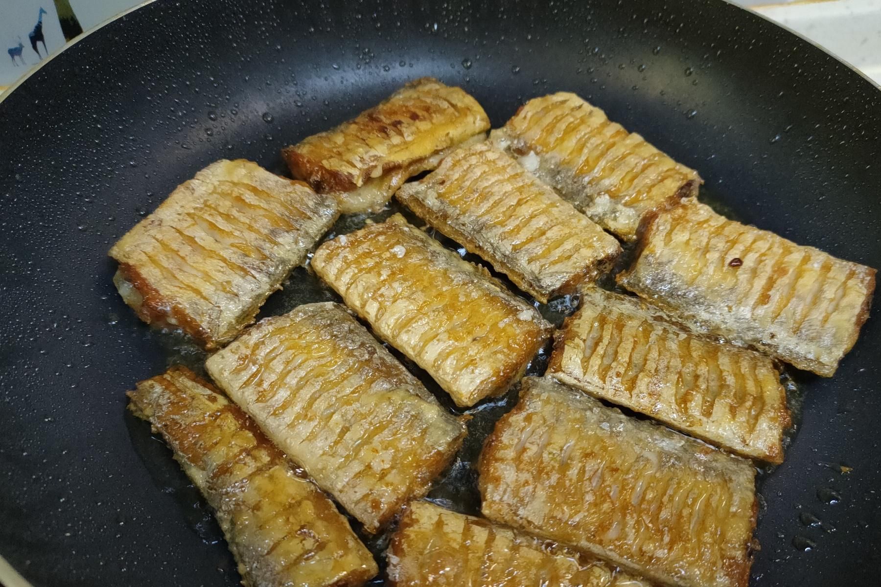 海鱼|煎带鱼，万万不要直接下锅煎，多加一步，带鱼外酥里嫩不破皮