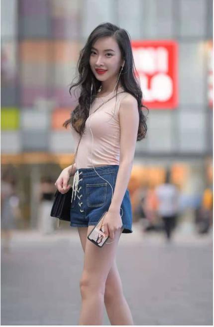 淡雅|浅粉无袖衬衣搭配深蓝色牛仔短裤,温柔又简洁,显淡雅气质