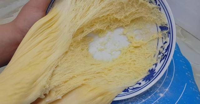 保鲜膜|面包很好吃,有4个鸡蛋,又软又甜,不用烤箱你就能成功