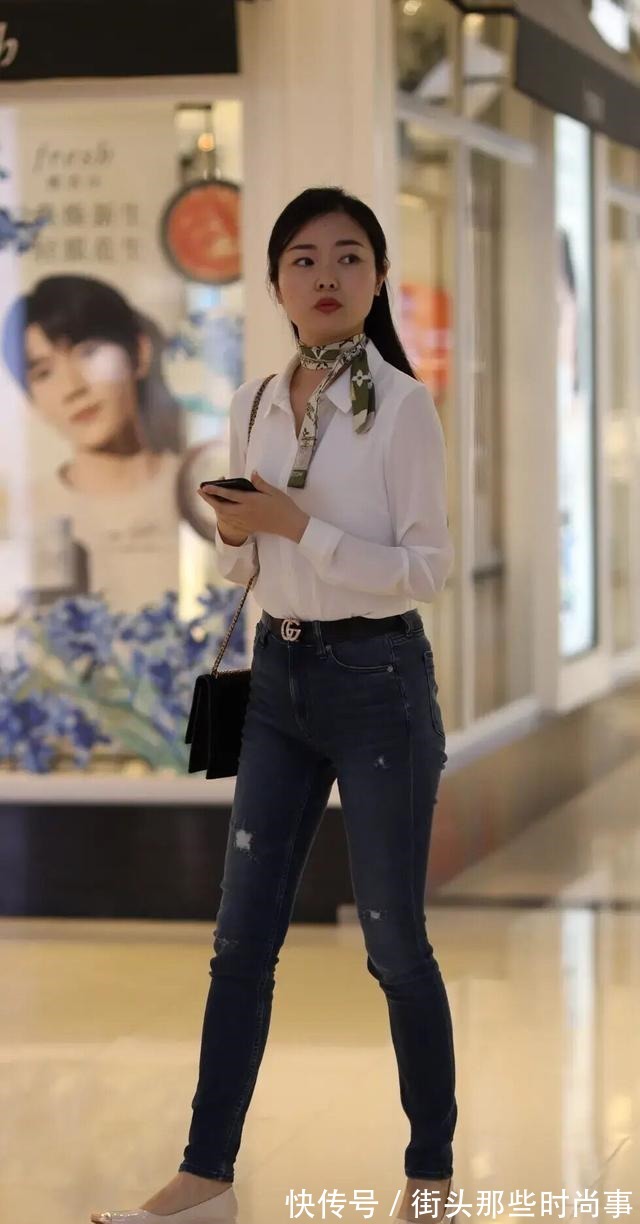 围巾 小姐姐好时髦,白衬衣配修身牛仔裤显腿细,带绿色印花围巾更减龄!