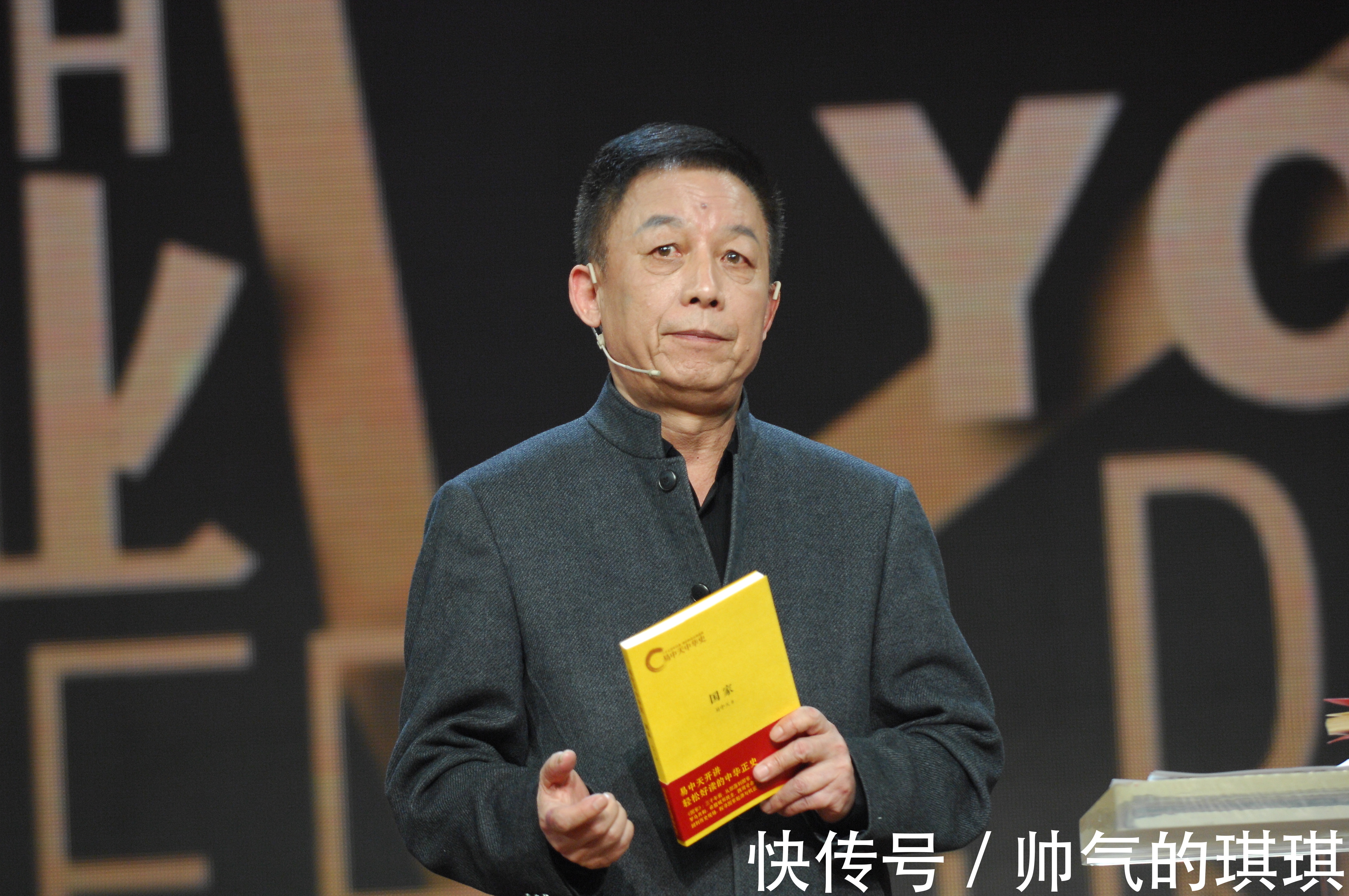 厦门大学$学生问易中天如何看郑强说他只能上街卖菜,答曰不尊重我的多了