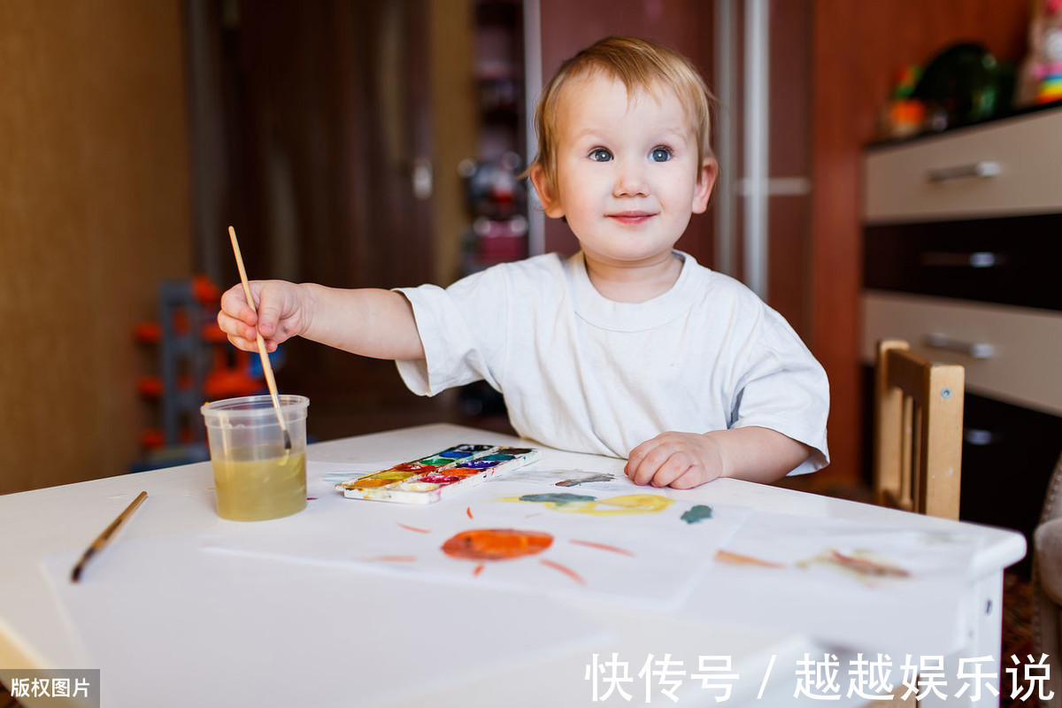 父母|6岁之前是孩子学绘画的关键时期,让孩子自由探索,家长注意3点