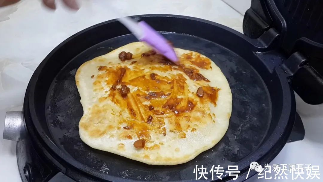 以后鸡蛋饼就这么做，教你简单做法，个个鼓大泡，一次成功不失败
