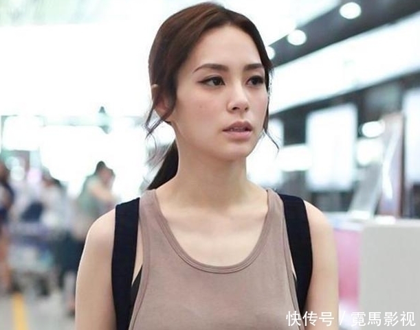 39岁阿娇不一般“男人汗衫”也能穿出凹凸感，这身材实在抢风头