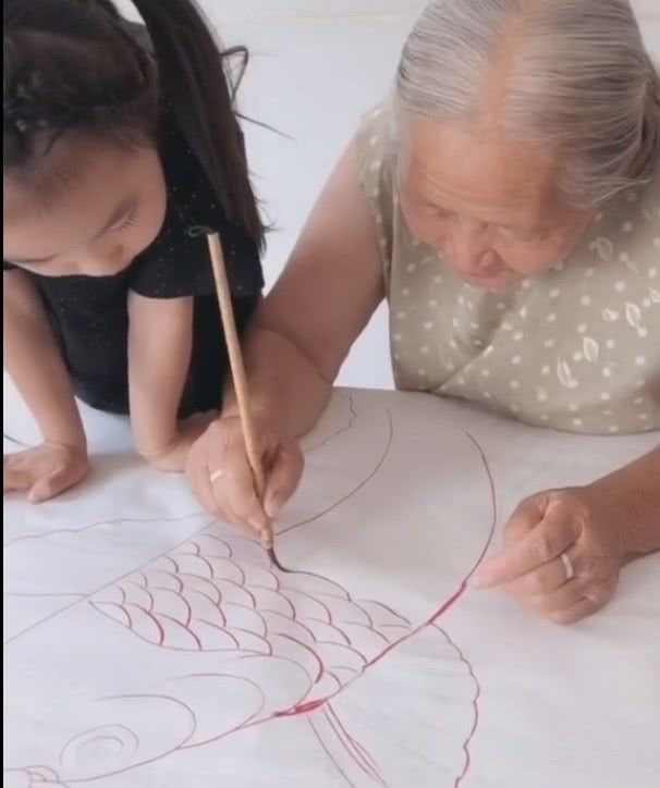 百岁老人|百岁老人教孙女绘画,却被说成江湖味太重,属千篇一律的民间作品