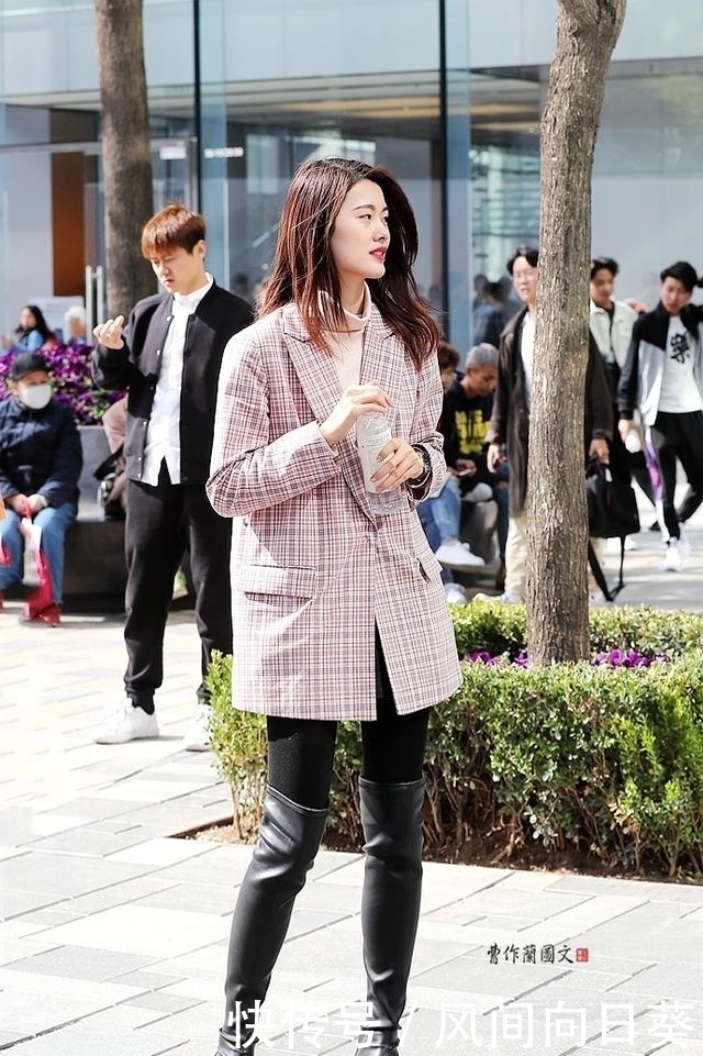 英姿飒爽|街拍:夏日高筒靴美女,双倍的英姿飒爽