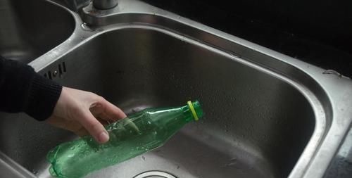 今天才知道,洗碗池上放个塑料瓶,有一个隐藏实用功能,太实用了