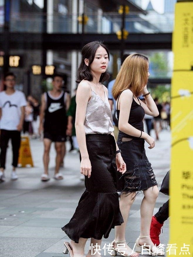 身材|街拍:小姐姐身材成熟性感迷人,风韵十足,你最喜欢哪一个?