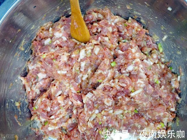 食用油|做酸菜馅饺子,牢记2个技巧,饺子鲜美多汁,香喷喷的超好吃