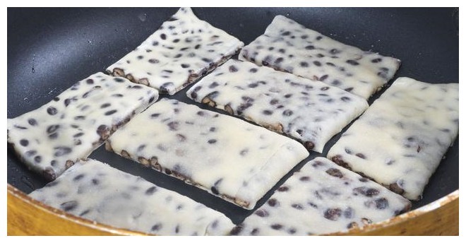 红豆饼不一样的做法，外面根本买不到，简单又好吃，4分钟就出锅