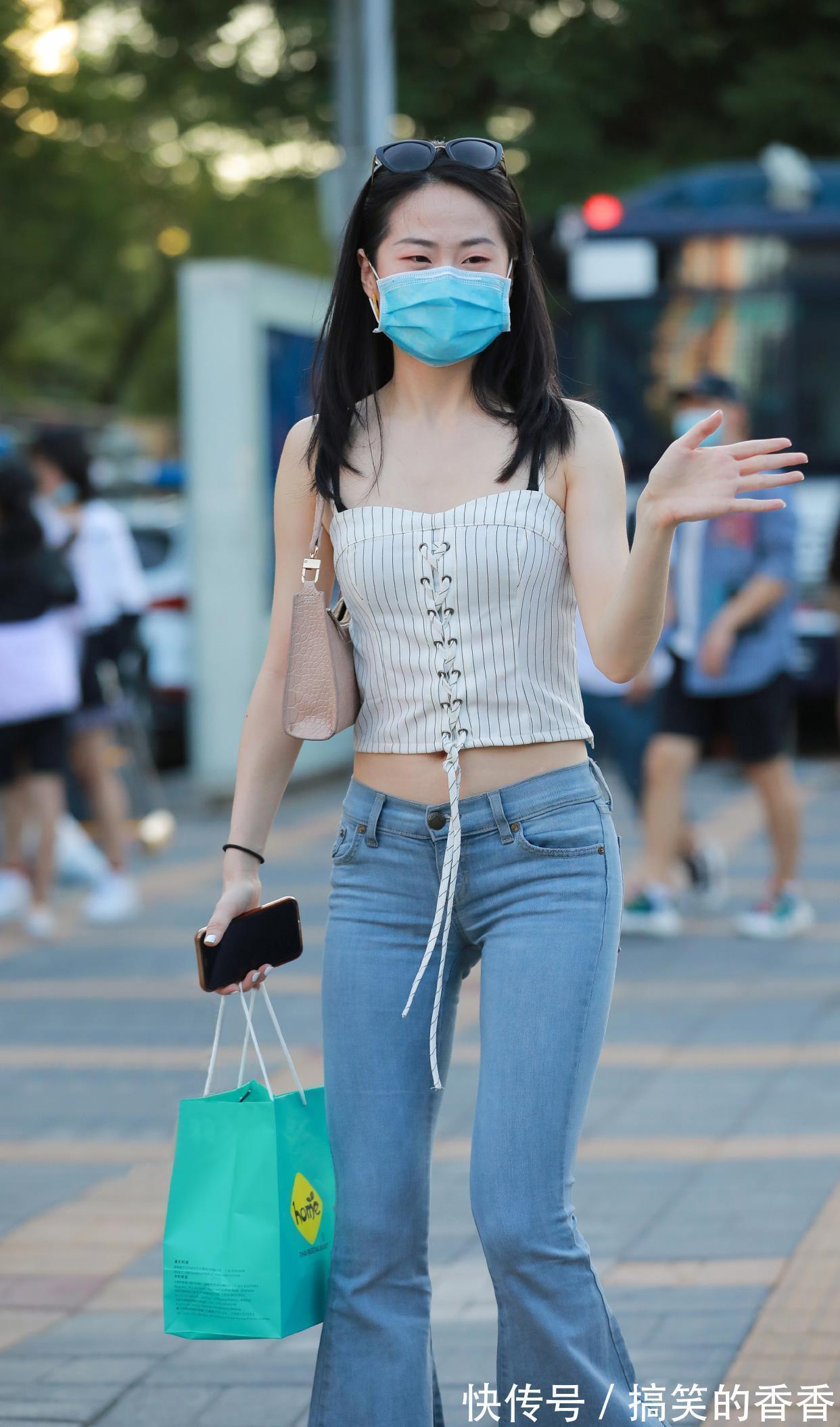 美女 初秋时节穿牛仔裤,搭配吊带上衣和尖头细跟鞋,时髦养眼又显身材