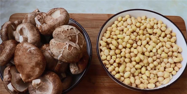 想吃香菇酱不用出去买，在家就能做，鲜香下饭，拌面夹馒头都好吃！