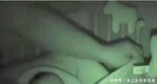 满月|满月婴儿深夜饿醒，吃奶的时候再次睡着，下一刻妈妈不淡定了