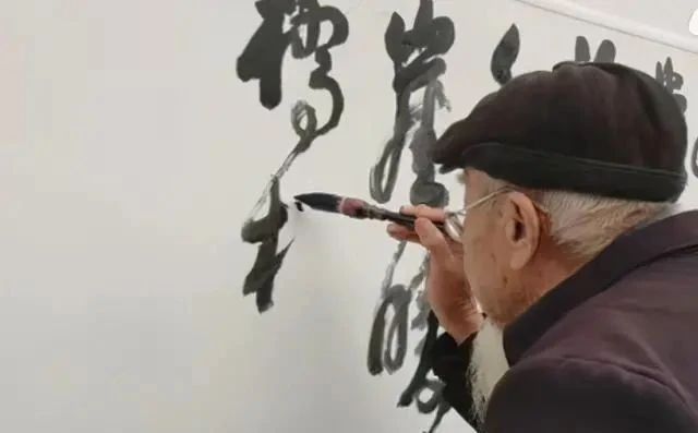 字字|大隐隐于市!90岁的大爷墙体上写草书,笔笔惊艳,字字有水平