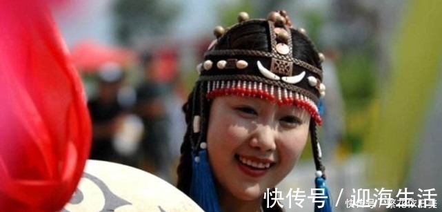 赫哲$这个民族是中国的少数民族,曾经差点灭族,如今却有很多美女!