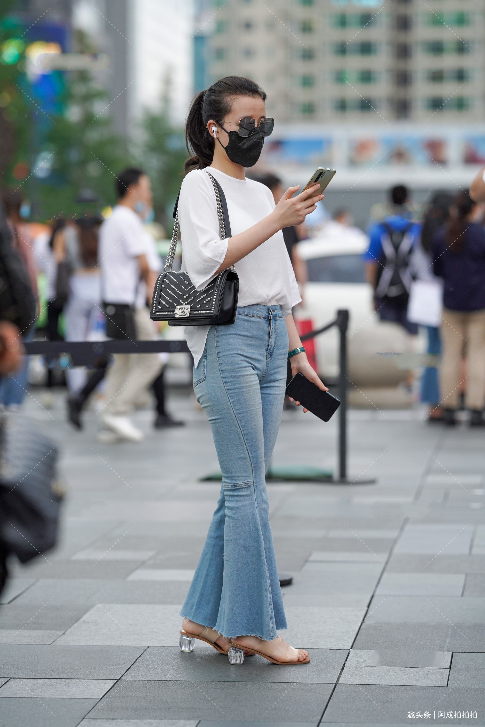 白色上衣 白色上衣搭配牛仔裤,简单大方又好看,时髦感十足