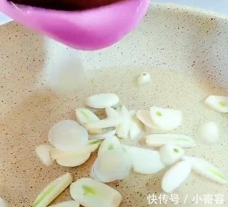 土豆焖饭|懒人必备的一道美食,制作简单,吃起来美味可口,饱腹感又强