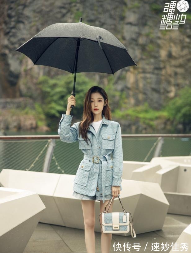 超短裤|希林娜依·高黑胶复古套装,穿老爹鞋秀漫画腿,杨幂都自叹不如