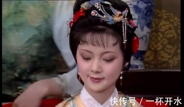 王熙凤|薛宝钗端庄大方她对表姐的一个称呼露出了破绽,太没教养了!