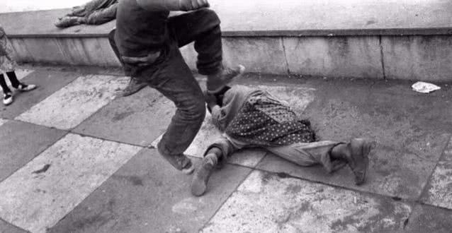 为人父母|6岁男孩因未洗漱睡觉,被妈妈踢死,易怒的父母有多可怕