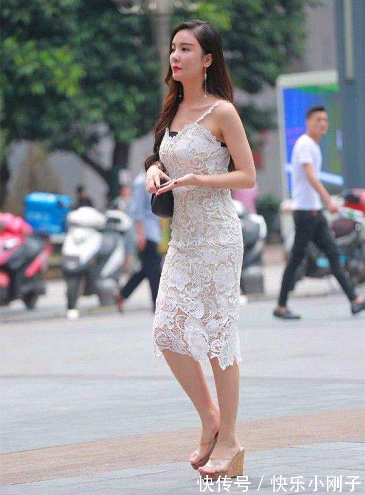 时尚|时尚搭配，小姐姐穿了一款印花的吊带，看上去非常的时尚可爱