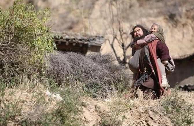 赏钱|水浒最单纯的坏人,为了10两银子赏钱找捕头打架,李逵都不如他