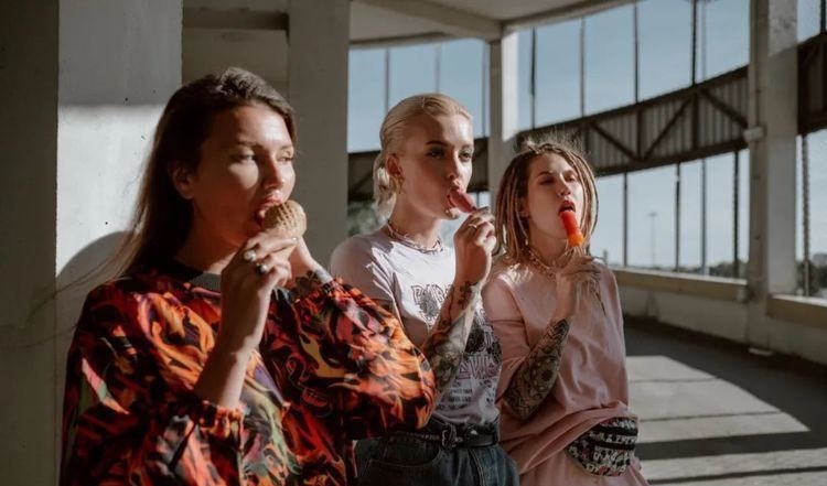 丈夫|孕妇“偷吃”雪糕，被丈夫看见后赶紧闪躲，孕期能吃雪糕？