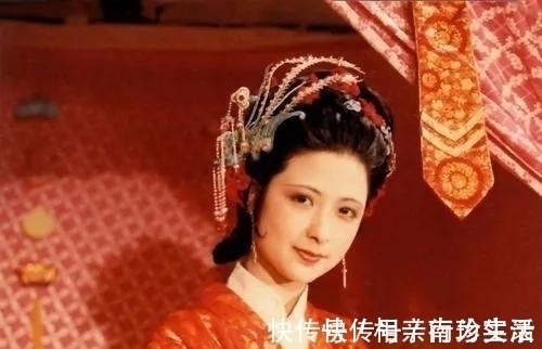 王熙凤!贾母是怎么对待第一次见面的林黛玉、薛宝钗和尤二姐的?为什么?