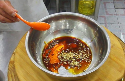 黑木耳|西兰花拌黑木耳,厨师长分享凉拌菜技巧,清淡少油,家常实用