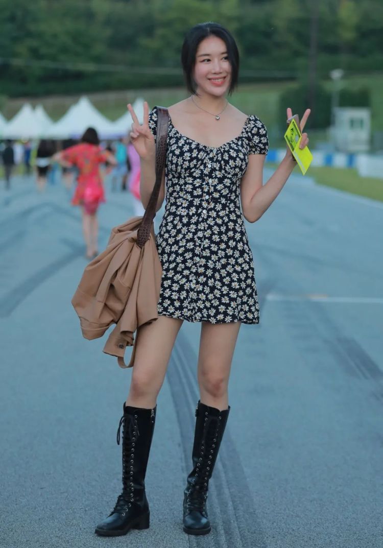 搭配 连衣裙+长靴,适合春天的反季节搭配,既显身材又提升时尚感