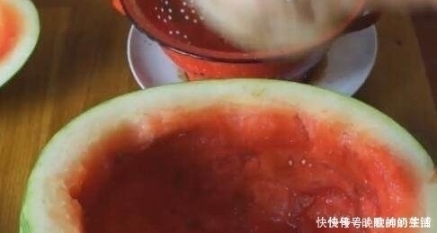 西瓜|女孩将整只鸡放入西瓜里,自称做西瓜鸡,切开后的场景让人称赞