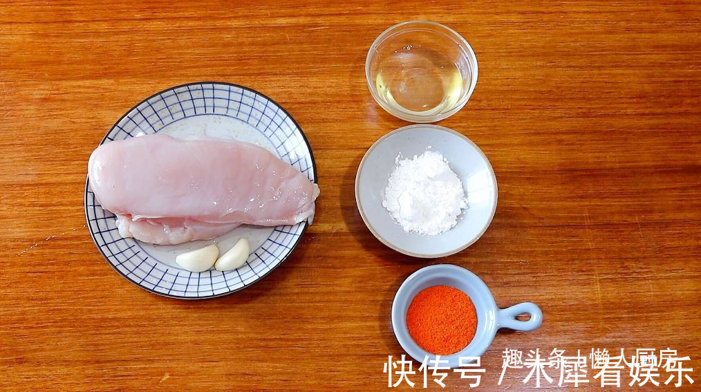 鸡胸肉直接水煮,吃起来肉质柴,教你香煎鸡胸肉的做法,嫩滑多汁