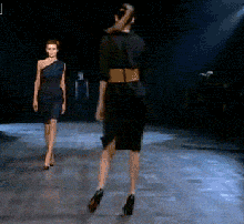 |搞笑GIF趣图:美女的高跟鞋太高了,走起路来真搞笑!