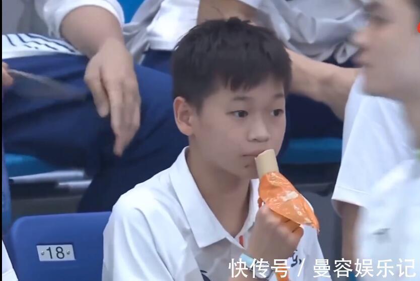 樊振东|狠咬一大口!师姐抢吃全红婵火腿肠,红姐一脸懵,转向樊振东抱怨