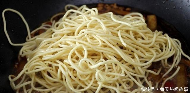 1根茄子,一块猪肉,这是茄子肉末焖面的做法,真好吃