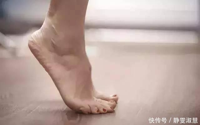 高抬脚时|每晚睡前抬脚15分钟,全身气血都“打通”了,健康不再难