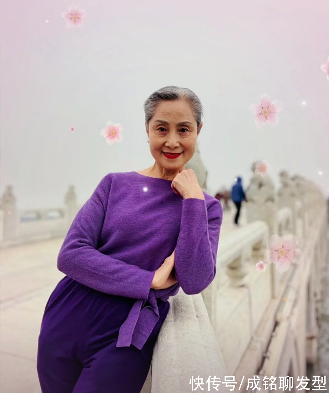 穿搭|头发变白满脸皱纹又怎样？70岁奶奶穿牛仔踩高跟，时尚不输年轻人