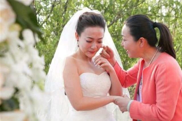 母亲|“最美丈母娘”意外走红,坐姿端庄优雅,网友:哭起来是真的美!