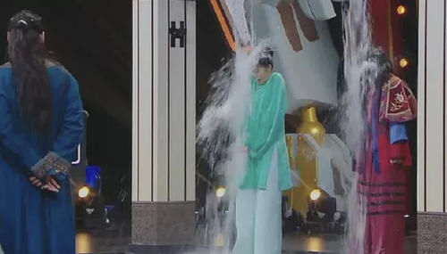 王牌剧本太明显，因嘉宾咖位太大不敢较真，关晓彤花花沈腾被淋成落汤鸡！